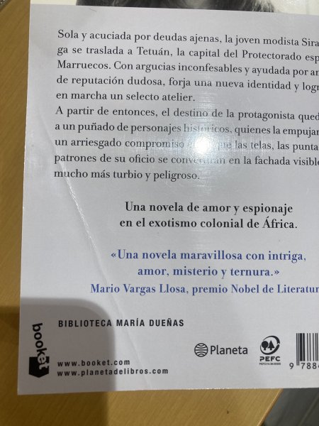 画像2: 【訳ありセール品】EL TIEMPO ENTRE COSTURAS／マリア・ドゥエニャス『情熱のシーラ』（原書） (2)